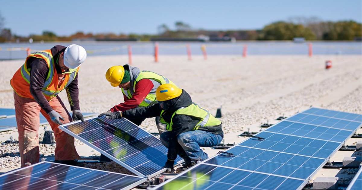 Solar Panel Installers in the U.S. and Europe: Training, Certifications, and How Companies Onboard Teams for Quality Installs