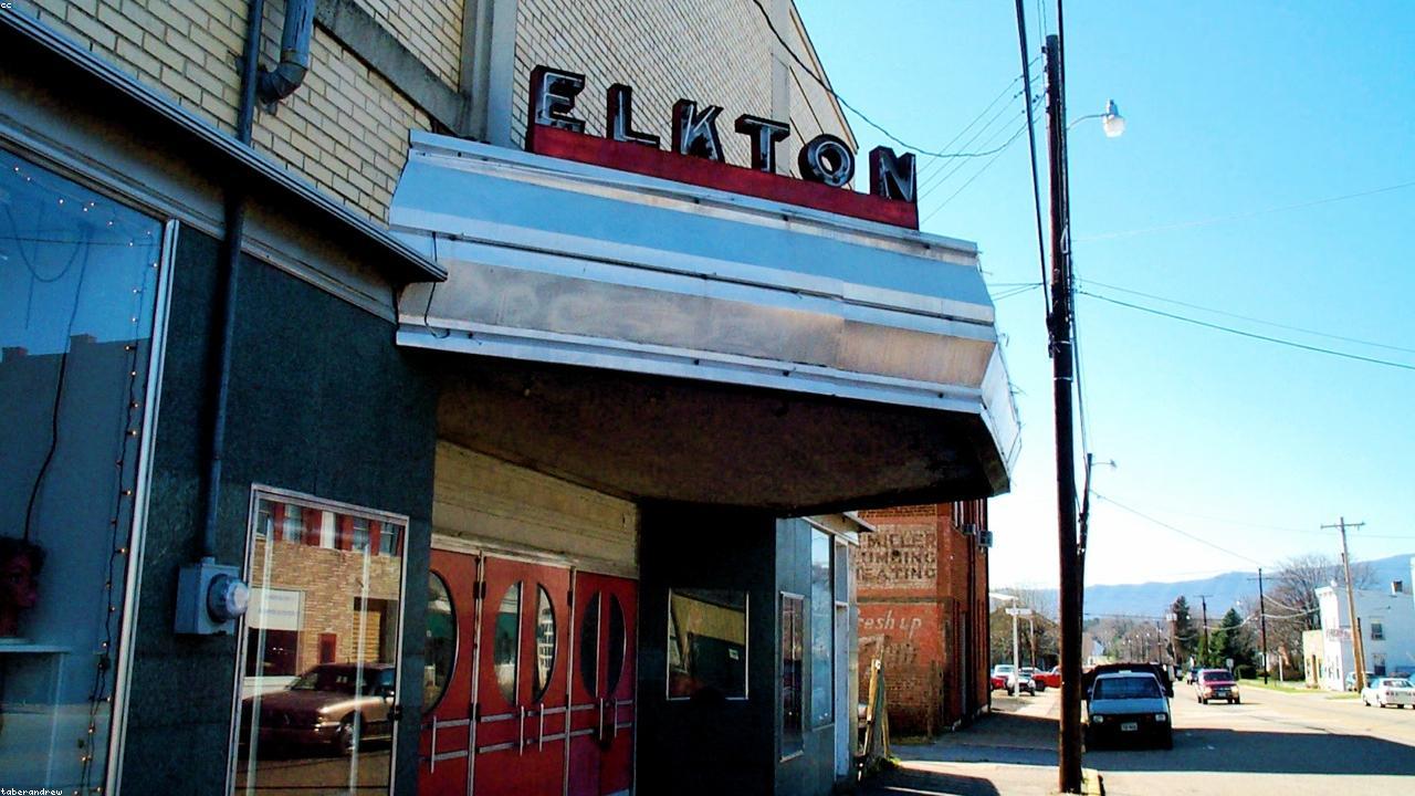 Why Comfort Viewing Keeps Returning To Streaming Watchlists