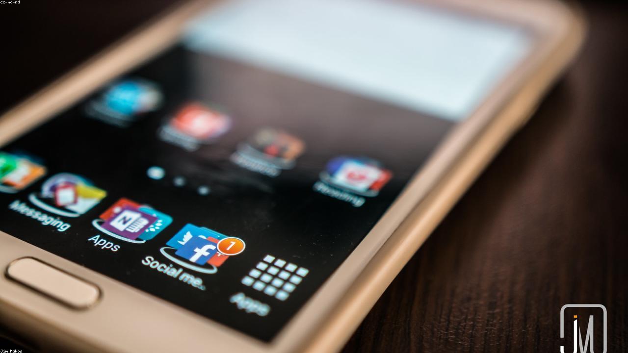 Inline editorial image showing a practical digital workspace.